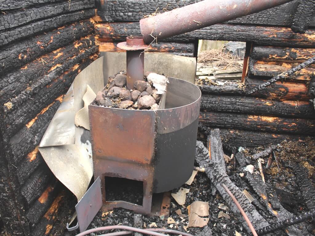 Печка в сгоревшей бане