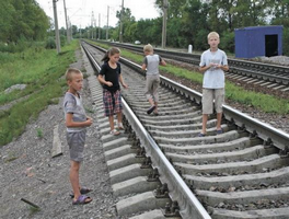 Дети на железнодорожных путях
